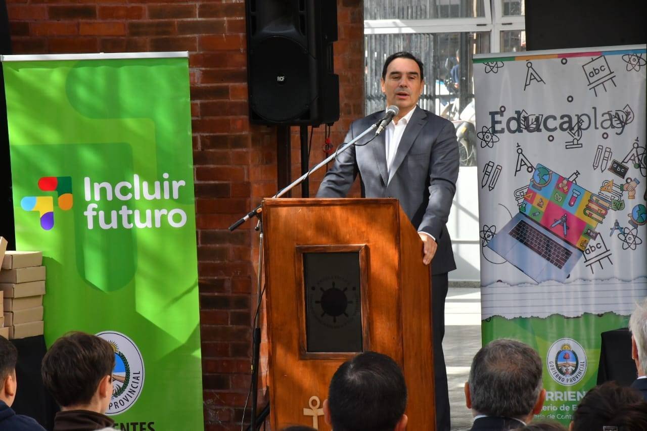 Valdés encabezó una nueva entrega de notebooks para acortar la brecha digital