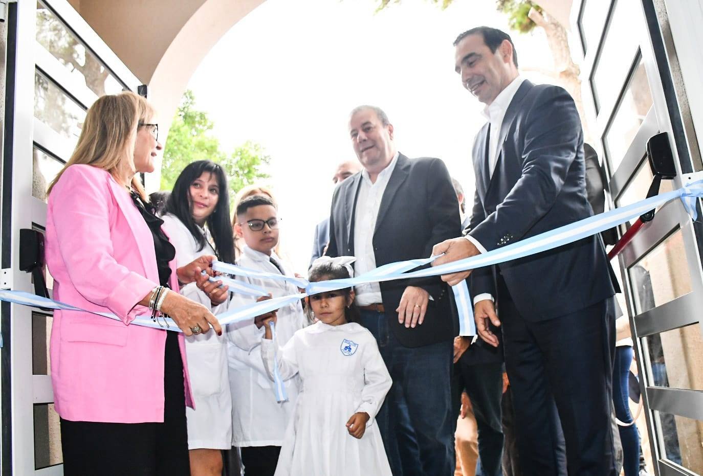 Valdés inauguró refacciones en un JIN y dos escuelas en la zona rural de Alvear, que habían sido incendiadas intencionalmente