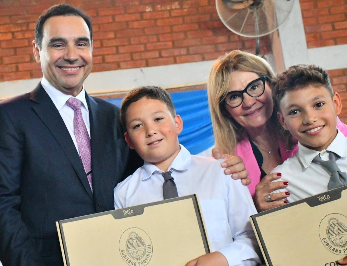 El Gobernador entregó más de 1080 notebooks a estudiantes de La Cruz y Alvear