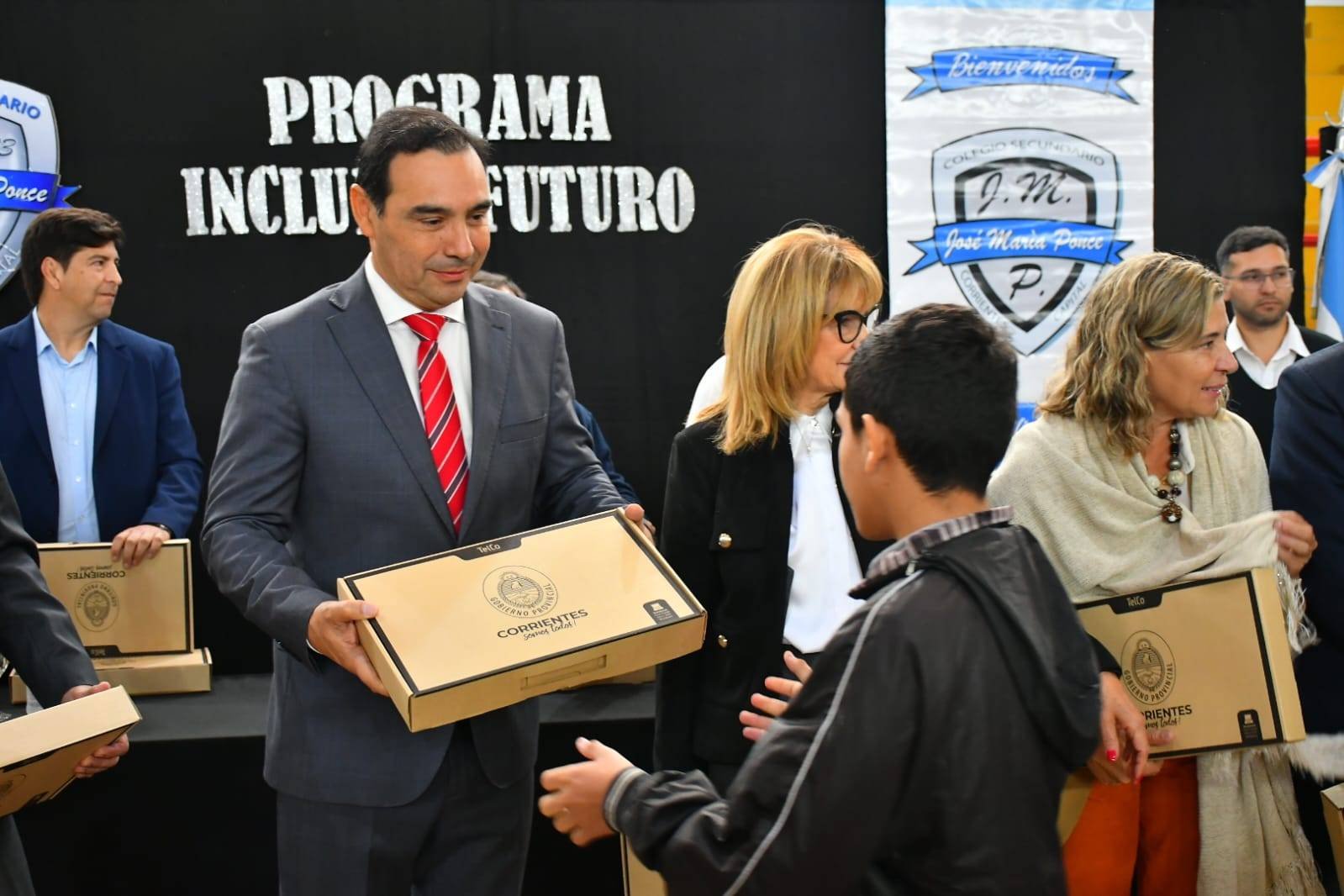 Valdés entregó 690 notebooks para fortalecer la “educación pública y gratuita, con tecnología para todos”