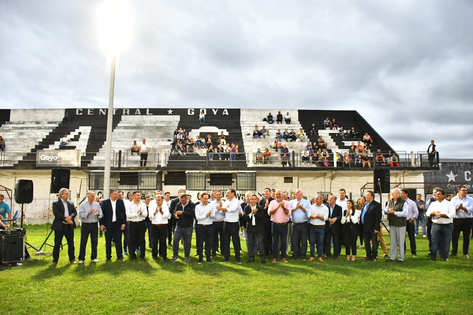 En el Club Central Goya, Valdés inauguró iluminación y anunció construcción de tinglado para la institución