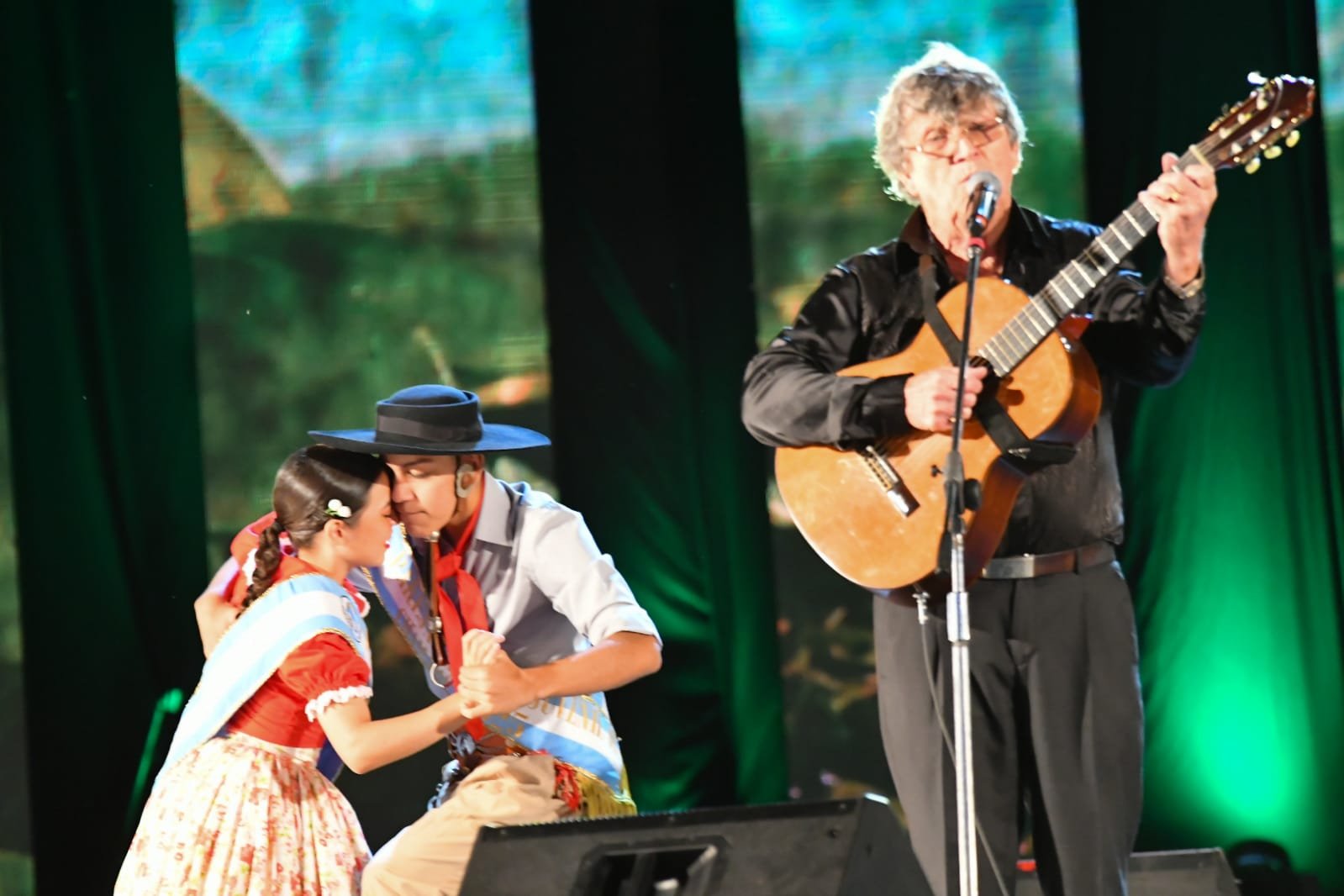 El Instituto de Cardiología de Corrientes vibró con la música del Chango Spasiuk