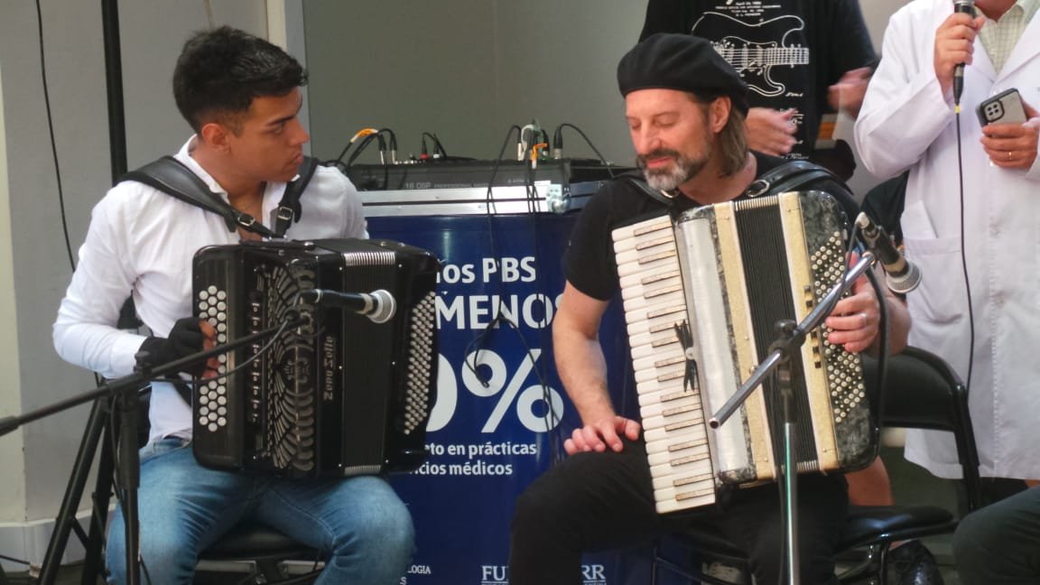 El Instituto de Cardiología de Corrientes vibró con la música del Chango Spasiuk