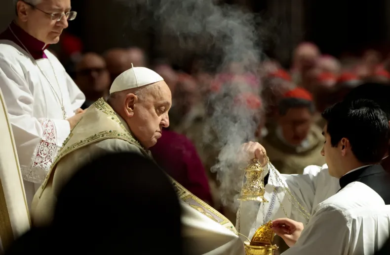 El Papa Francisco pasó una noche tranquila, pero su estado de salud sigue crítico