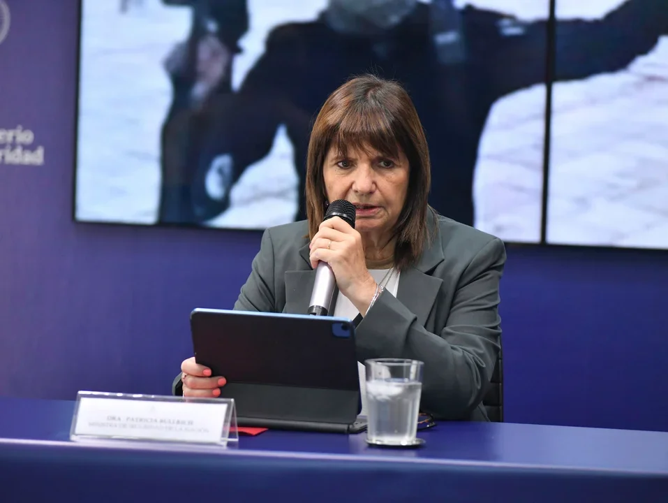 «Vinieron preparados para matar»: Bullrich acusó a los barras bravas, al kirchnerismo y a la izquierda por los enfrentamientos en el Congreso