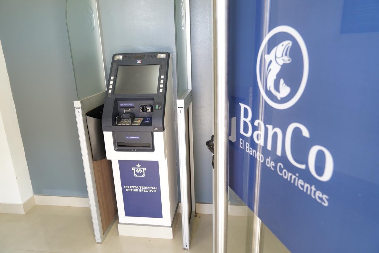 Gustavo Valdés inauguró el primer recinto de cajeros automáticos en Colonia Libertad
