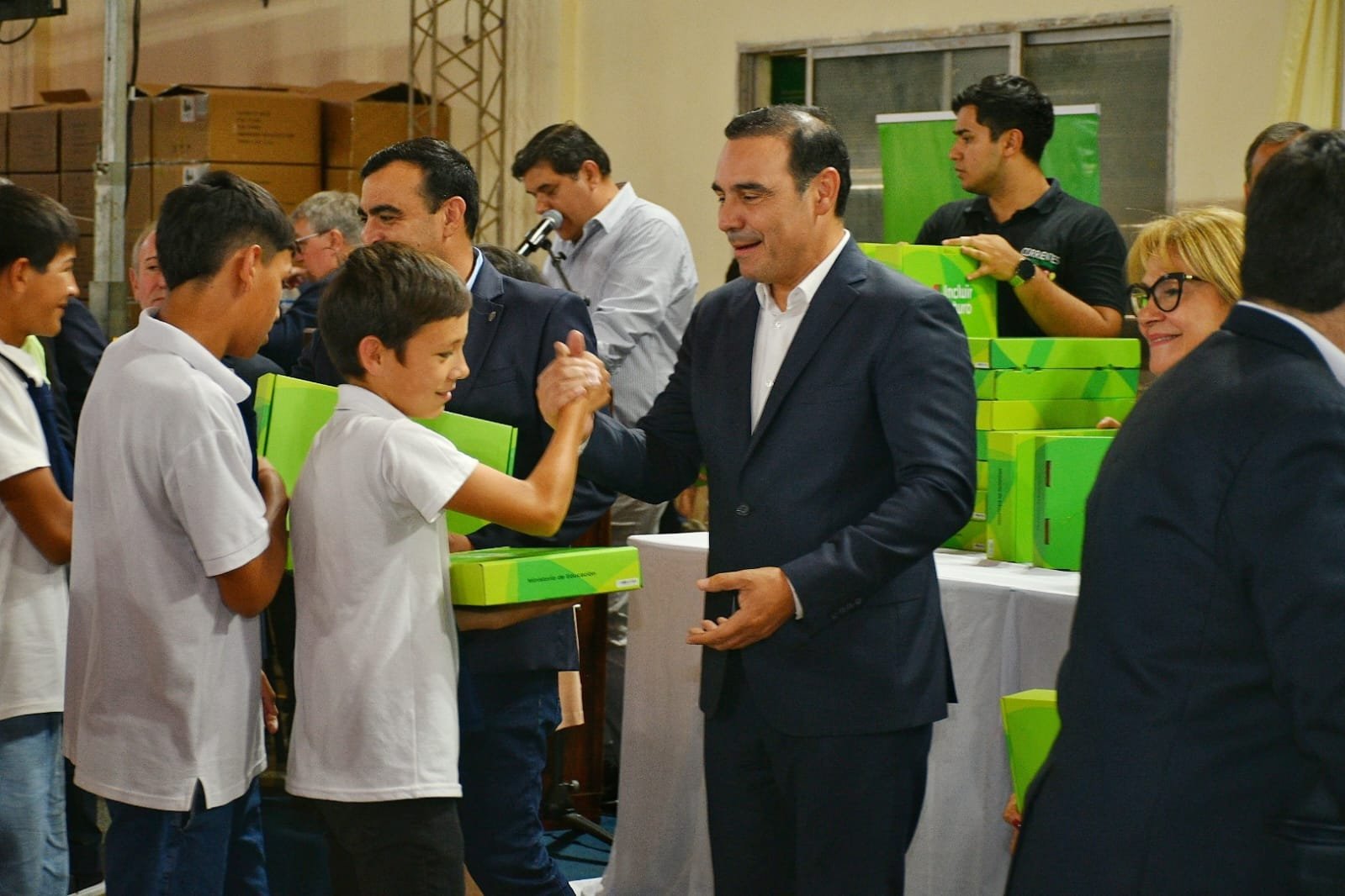 Valdés entregó más de mil notebooks a estudiantes del nivel secundario de Santo Tomé