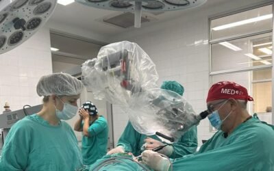 En el Hospital Juan Pablo II colocaron un implante coclear