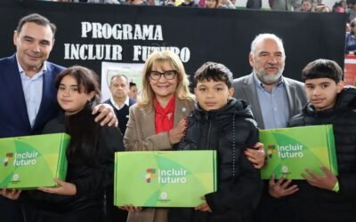 Valdés entregó 886 notebooks a estudiantes